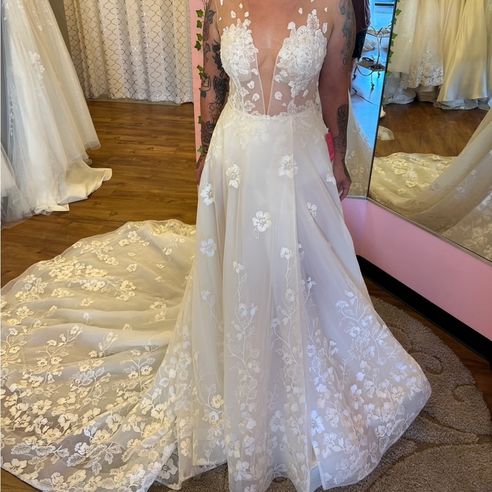 Brand new with tags L’amour wedding dress